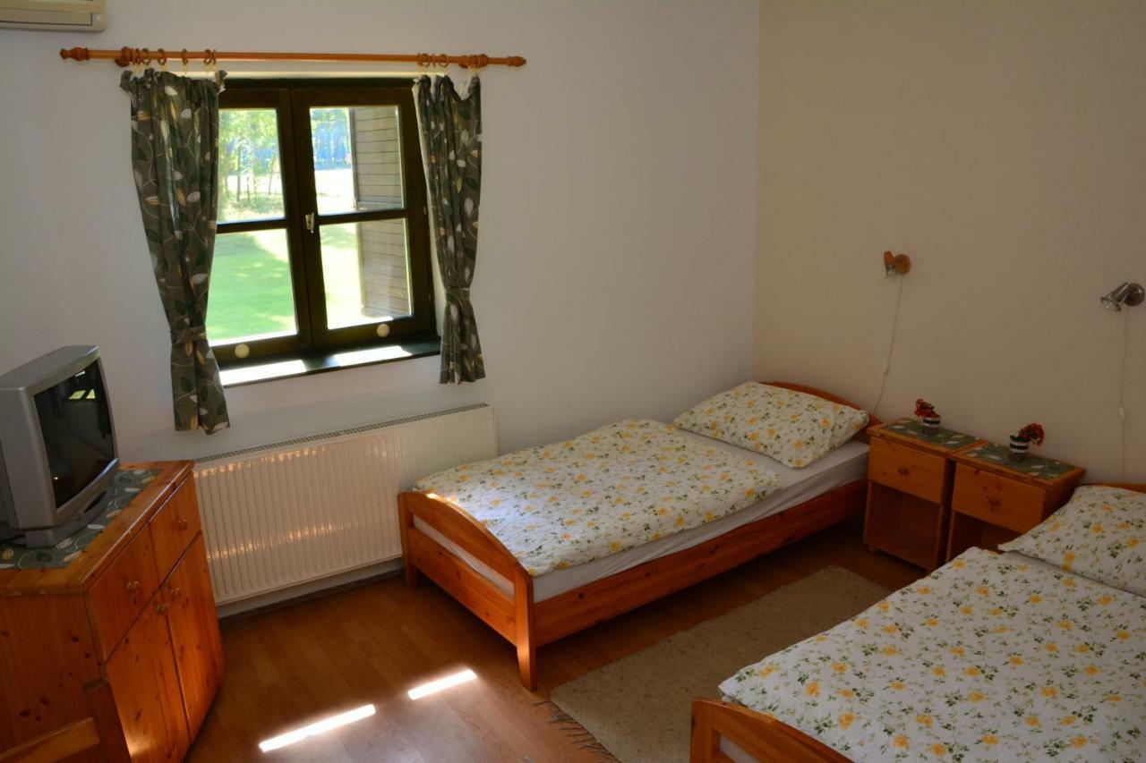Sipito Pihenopark Hotell Pilis Exteriör bild