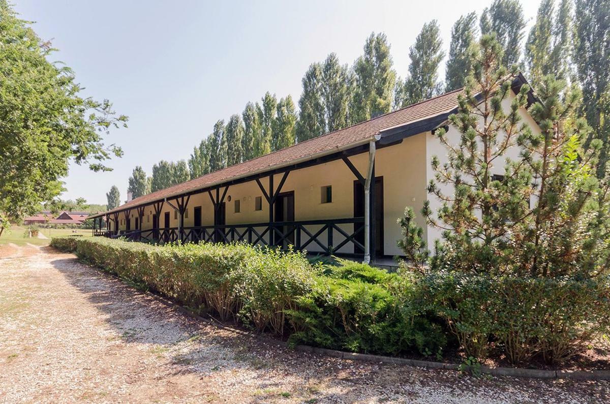 Sipito Pihenopark Hotell Pilis Exteriör bild