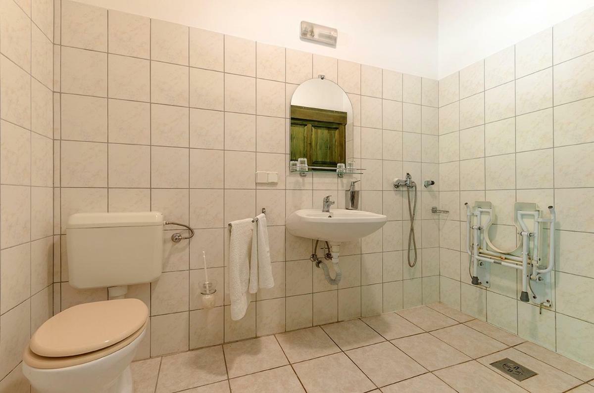 Sipito Pihenopark Hotell Pilis Exteriör bild
