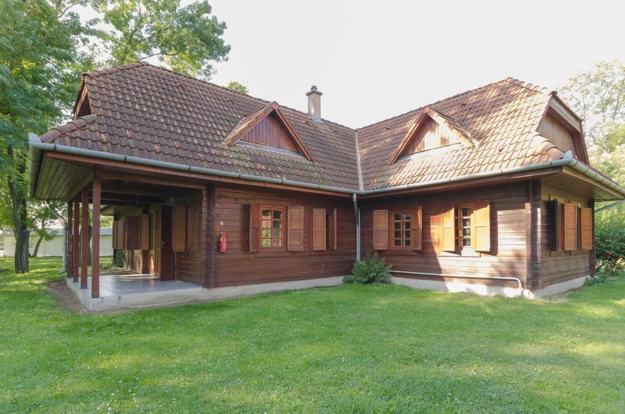 Sipito Pihenopark Hotell Pilis Exteriör bild
